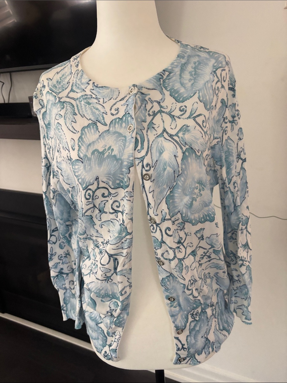 Vintage Jones New York. Light Blue Floral Button-Front Cardigan